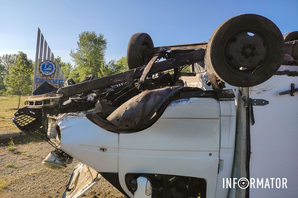 За словами патрульних, водій постраждав У Дніпрі на Сонячній Набережній вантажівка перекинулась на дах: постраждав чоловік 4