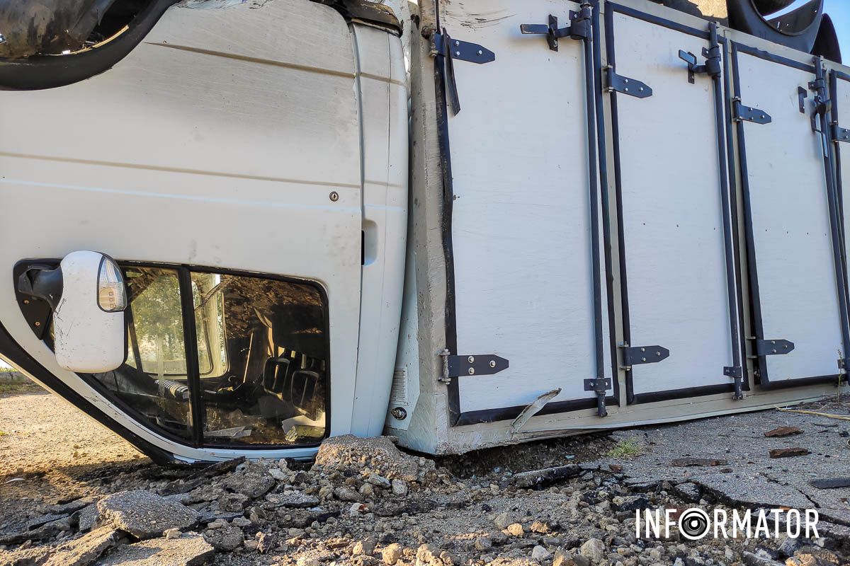 Автомобіль опинився на узбіччі У Дніпрі на Сонячній Набережній вантажівка перекинулась на дах: постраждав чоловік 3