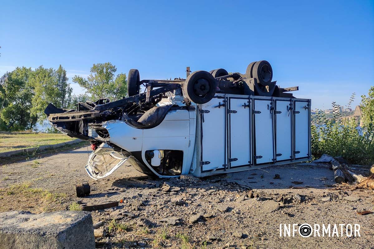 Тут вантажівка перекинулась на дах У Дніпрі на Сонячній Набережній вантажівка перекинулась на дах: постраждав чоловік 2
