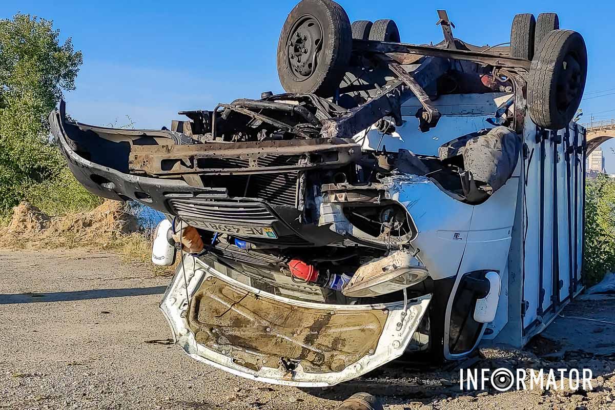 У вівторок, 17 вересня, на Сонячній Набережній сталася аварія У Дніпрі на Сонячній Набережній вантажівка перекинулась на дах: постраждав чоловік 1