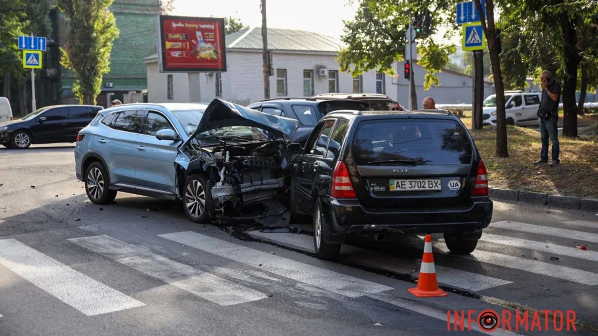 У Дніпрі на Степана Бандери зіткнулися Kia, Subaru та BYD: потрібна допомога свідків