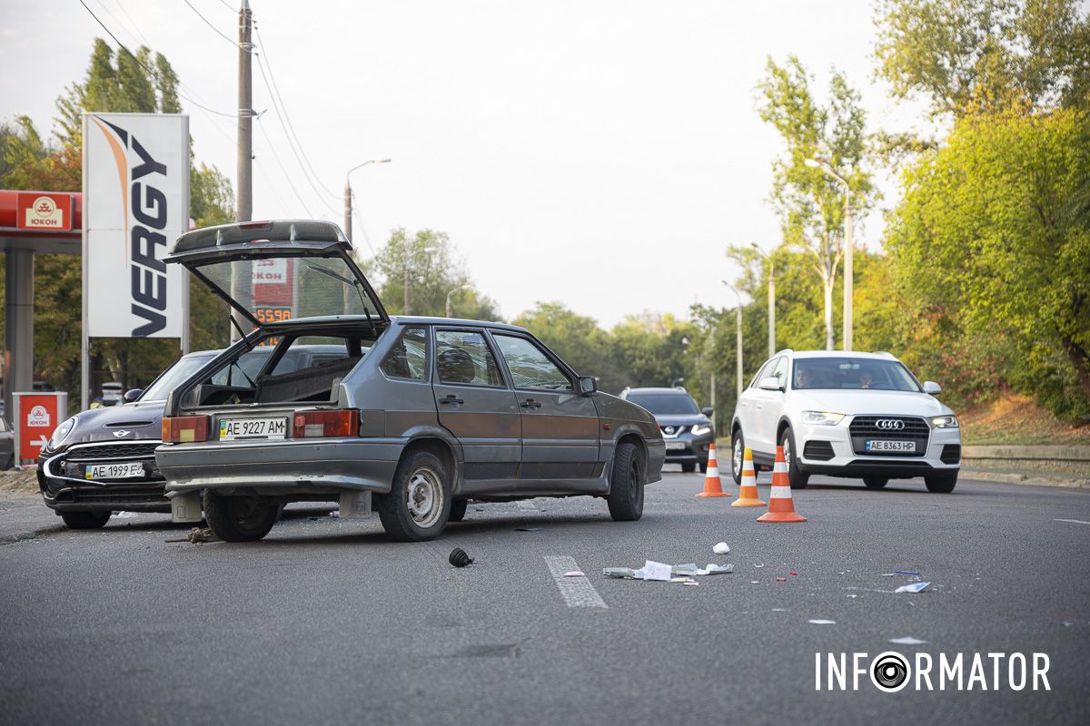 ВАЗ та Mini Cooper не поділили дорогу на вулиці 3-ї Штурмової Бригади у Дніпрі