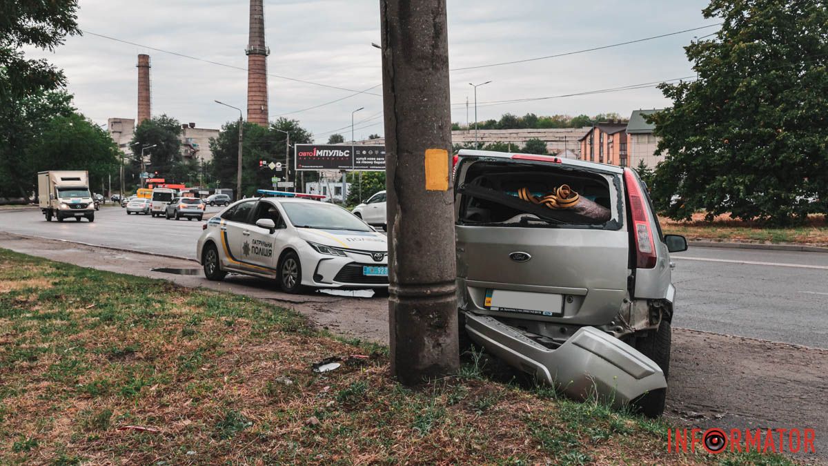 У Дніпрі на Космічній Ford врізався у стовп: є постраждалі