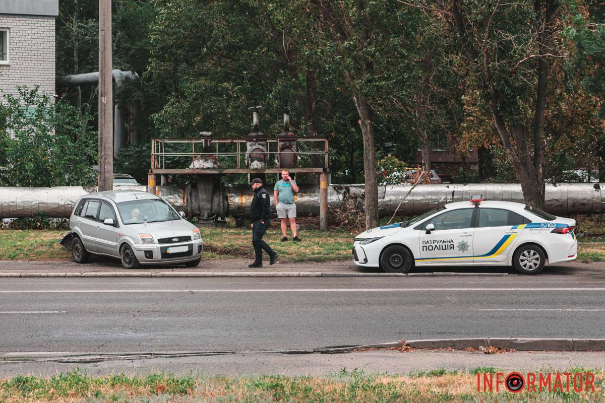 Здесь автомобиль Ford Fusion врезался в столб