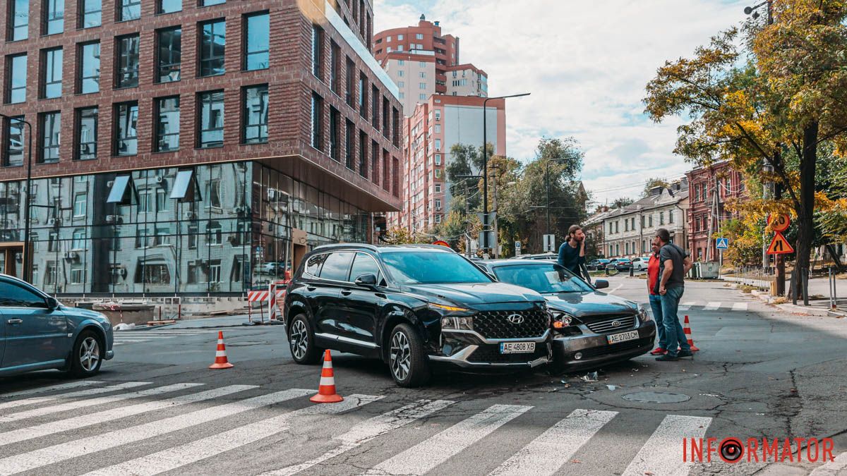 У Дніпрі на Старокозацькій Hyundai зіткнувся з Kia: зайнята смуга руху