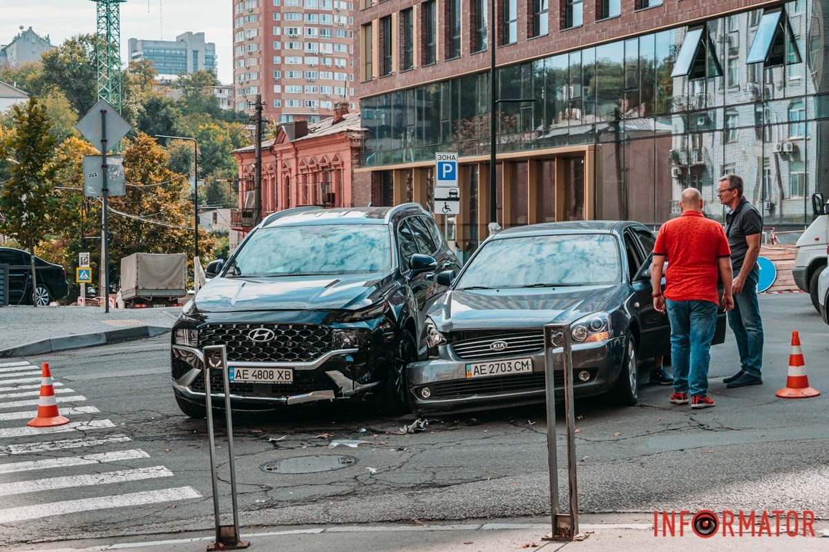 У Дніпрі на Старокозацій Hyundai зіткнувся з Kia: зайнята смуга руху 1