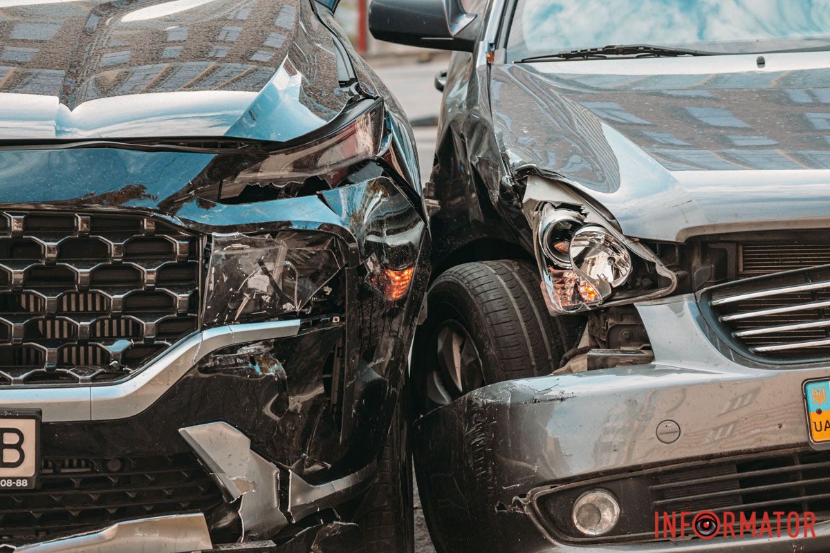 У Дніпрі на Старокозацій Hyundai зіткнувся з Kia: зайнята смуга руху 3