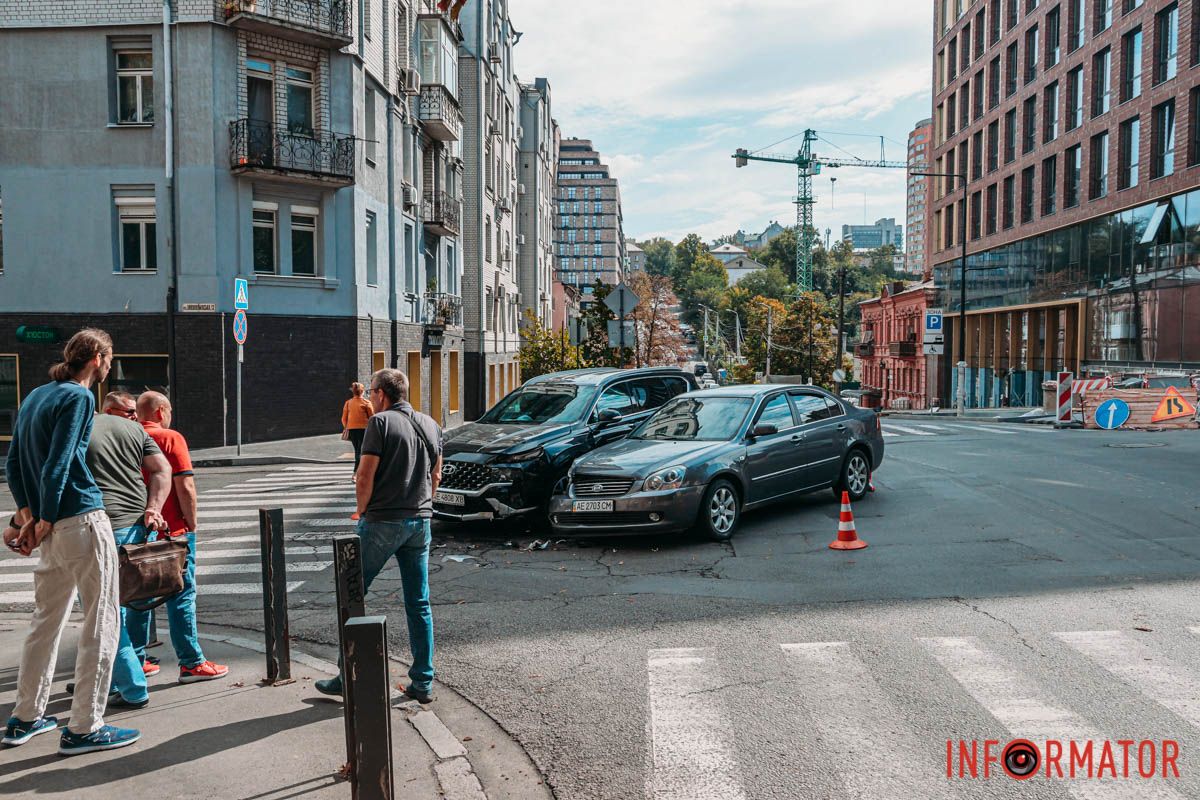 У Дніпрі на Старокозацій Hyundai зіткнувся з Kia: зайнята смуга руху 7