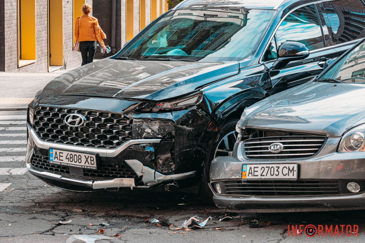 У Дніпрі на Старокозацій Hyundai зіткнувся з Kia: зайнята смуга руху 4