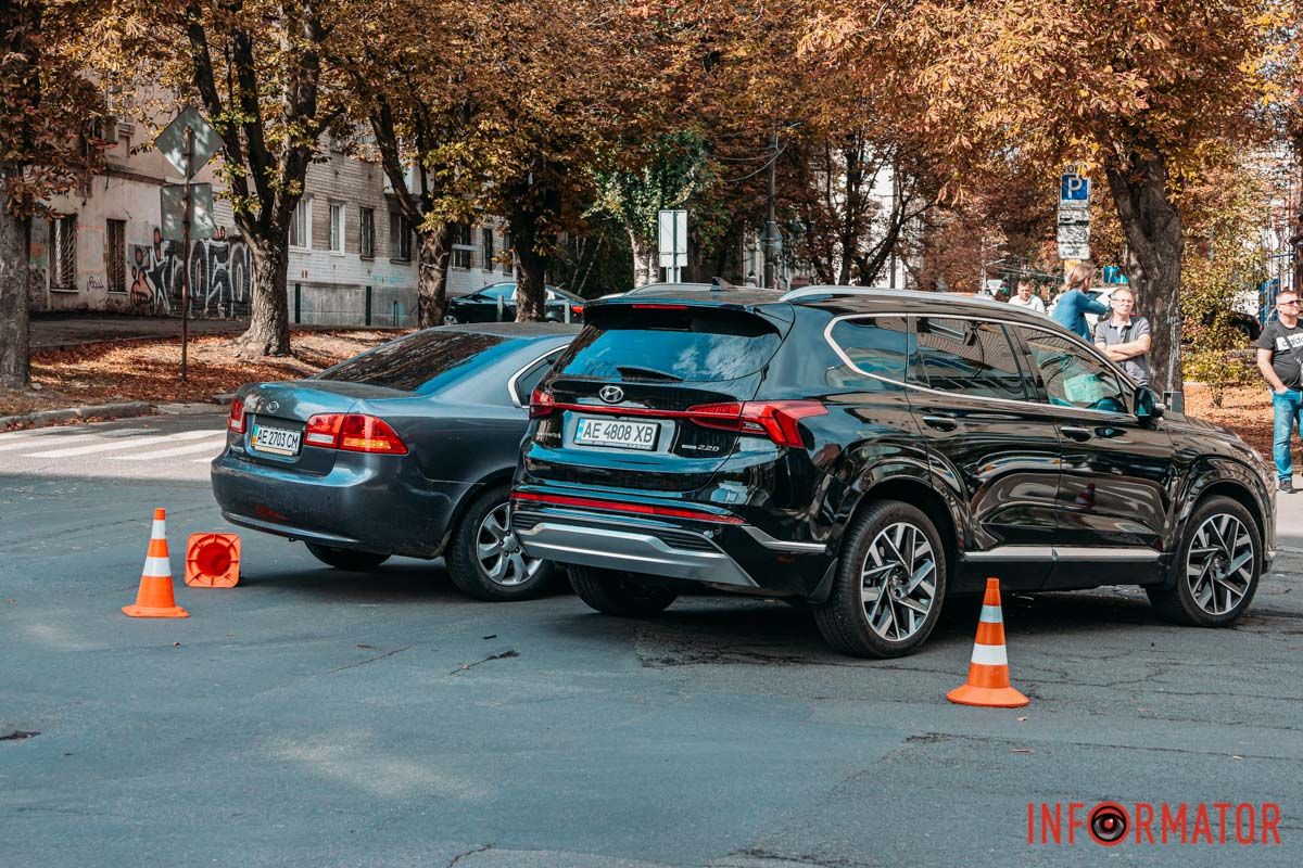 У Дніпрі на Старокозацій Hyundai зіткнувся з Kia: зайнята смуга руху 8