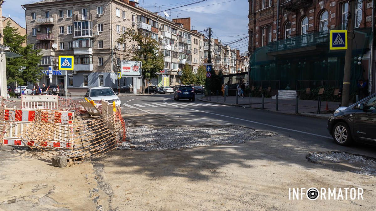 У Дніпрі на Харківській засипали провалля на дорозі: проїзд ускладнено