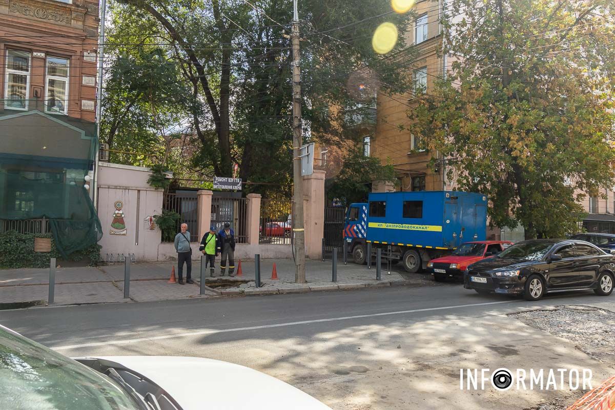 Комунальники приїхали на місце Комунальники приїхали на місце