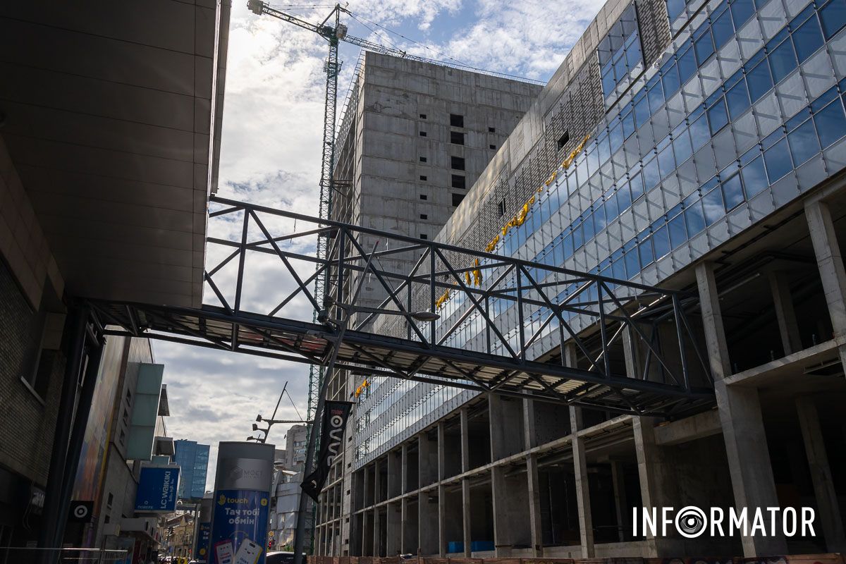 Фото: Дмитрий Федоров Строили надземный переход: улицу Харьковскую в Днепре открыли для проезда 14