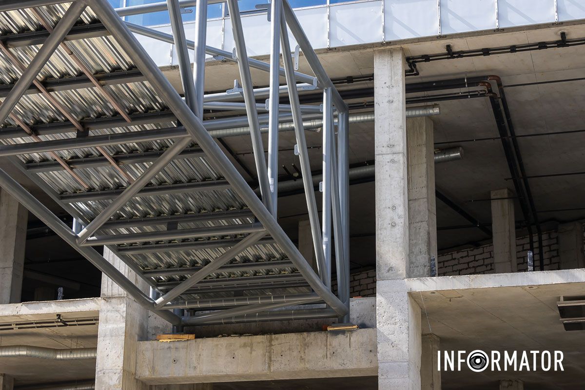 Металлическая конструкция Строили надземный переход: улицу Харьковскую в Днепре открыли для проезда 11