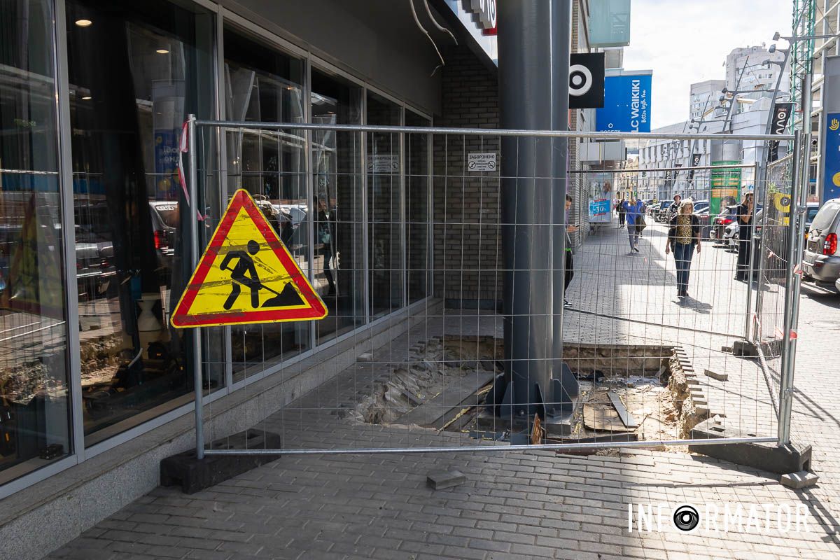 А 12 сентября - снова установили специальные ограждения Строили надземный переход: улицу Харьковскую в Днепре открыли для проезда 6