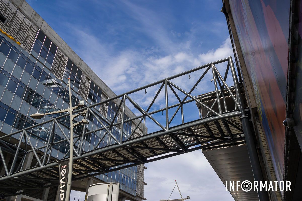 Об этом пишет Информатор Строили надземный переход: улицу Харьковскую в Днепре открыли для проезда 8