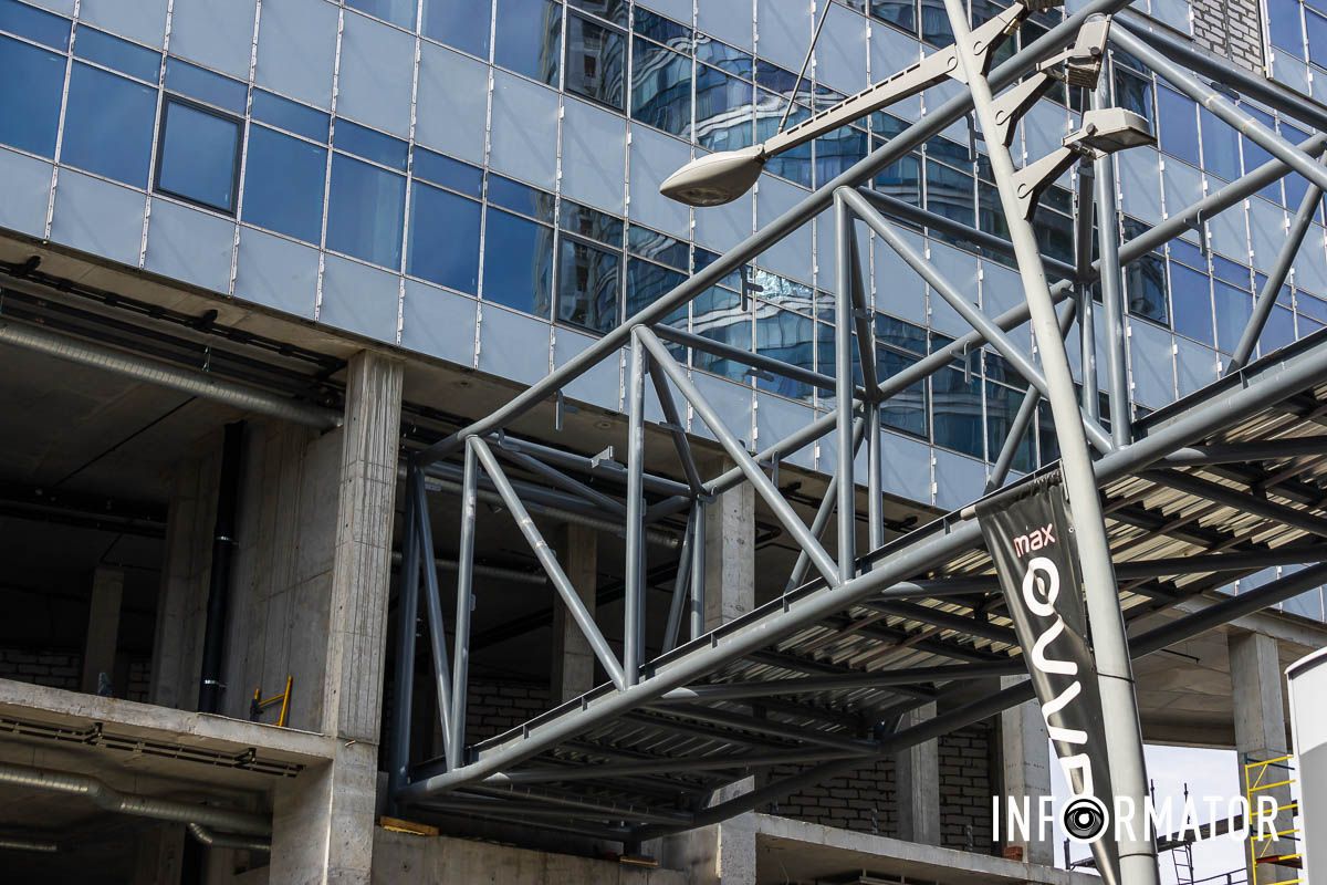 Пока отделка надземного перехода не завершили Строили надземный переход: улицу Харьковскую в Днепре открыли для проезда 9