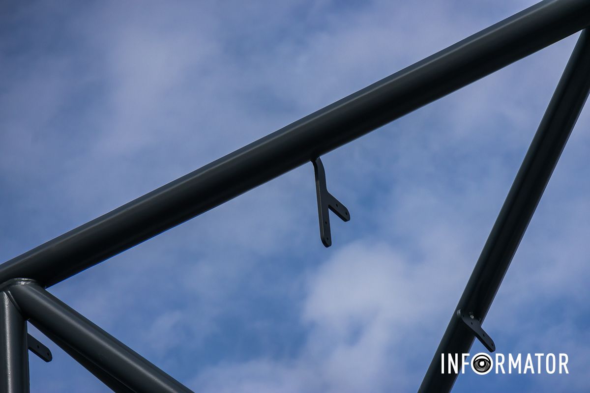 Там должна появиться подсветка и стеклянная оболочка Строили надземный переход: улицу Харьковскую в Днепре открыли для проезда 10