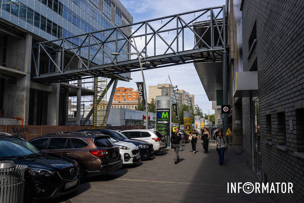Впрочем, уже 7 сентября проезд был открыт Строили надземный переход: улицу Харьковскую в Днепре открыли для проезда 5