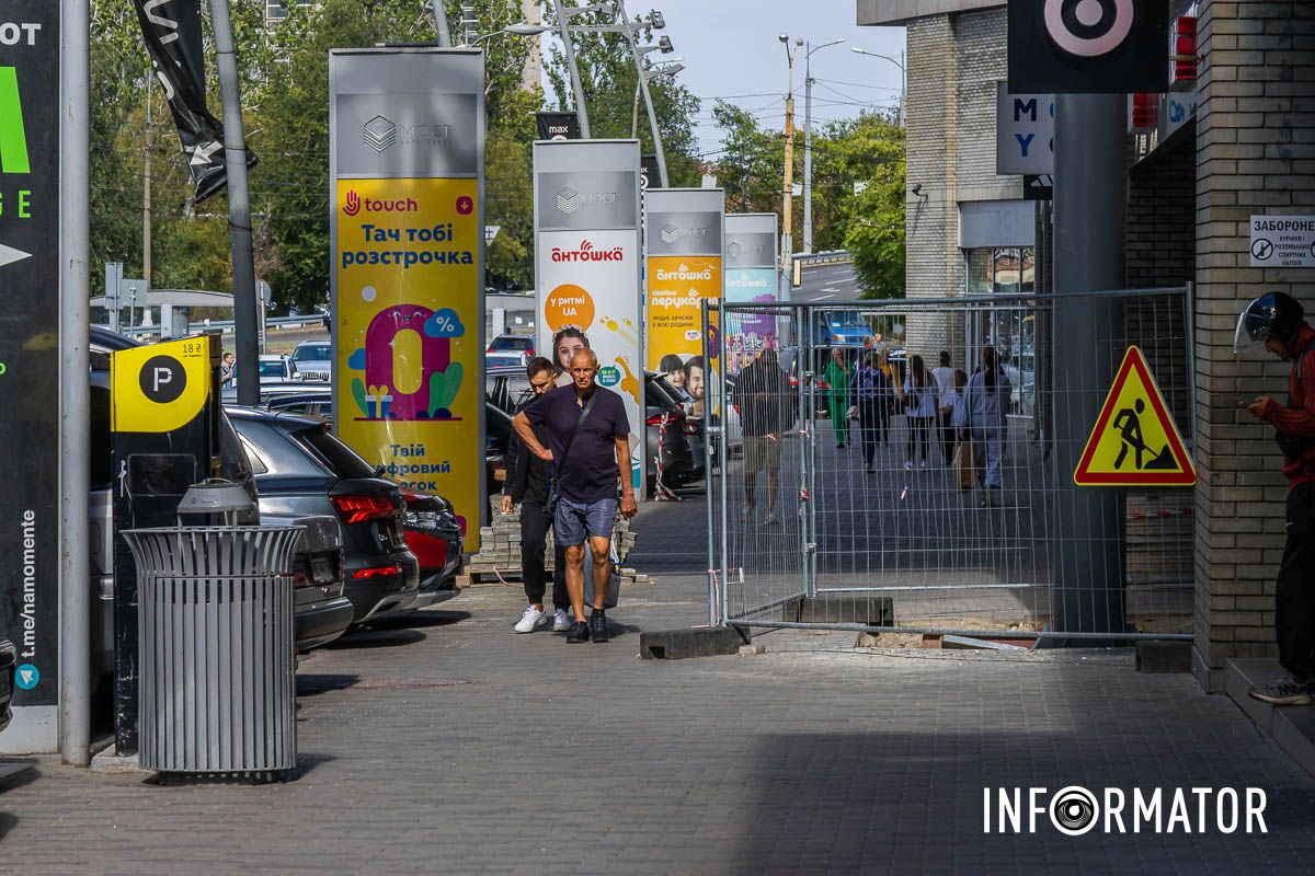 В настоящее время должны были перекрыть движение по улице как для пешеходов, так и для автомобилистов Строили надземный переход: улицу Харьковскую в Днепре открыли для проезда 4
