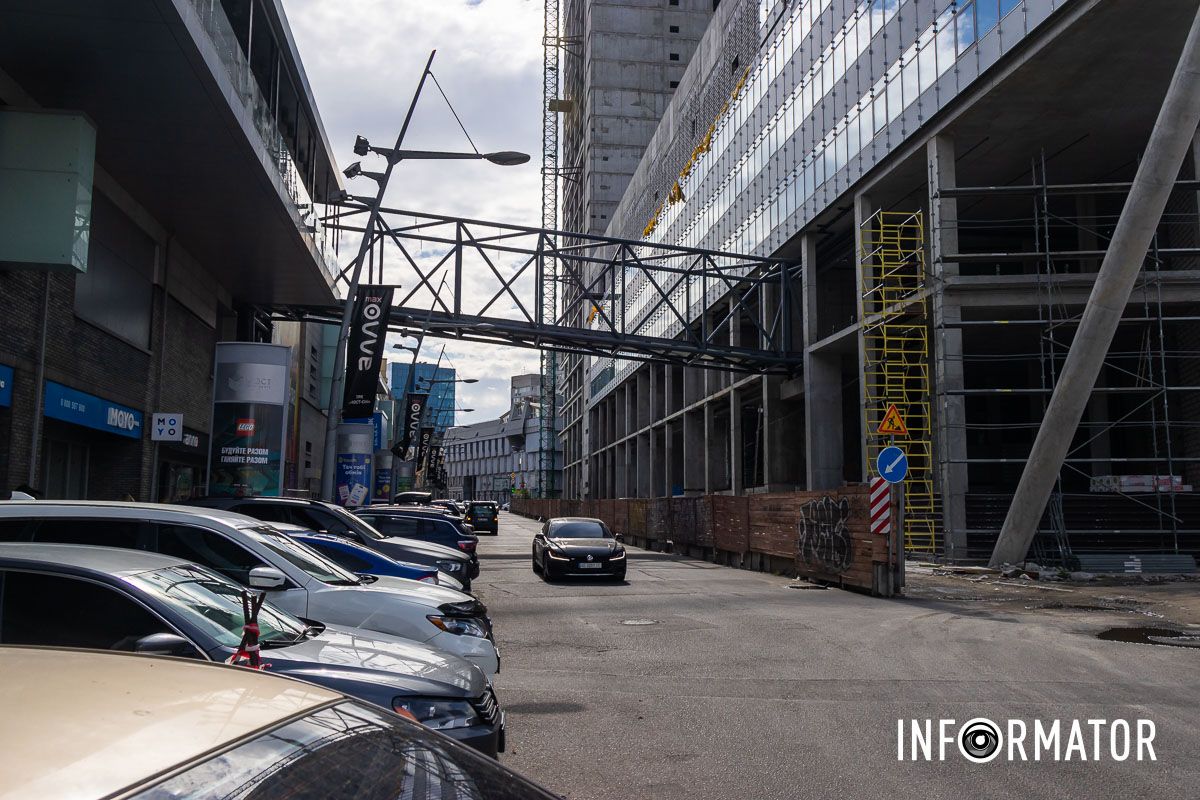 Он соединяет ТРЦ  Строили надземный переход: улицу Харьковскую в Днепре открыли для проезда 2