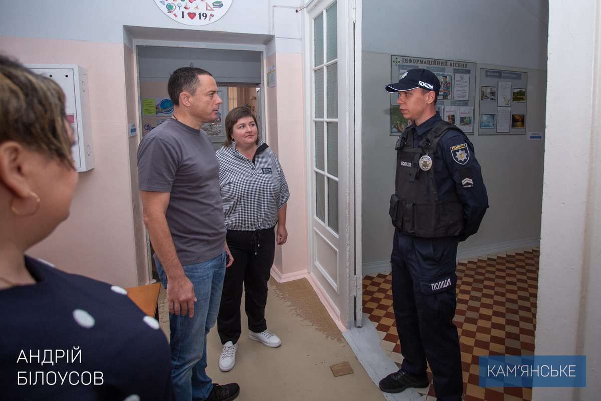 В школах Каменского детей защищают представители полиции Проект «Офицер образовательной безопасности»: в школах Каменского дежурит полиция 1