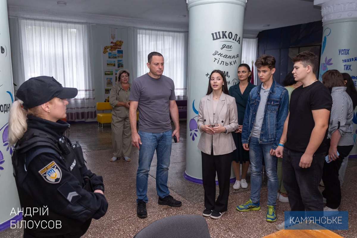 Школы принимают участие в проекте «Офицер образовательной безопасности» Проект «Офицер образовательной безопасности»: в школах Каменского дежурит полиция 3