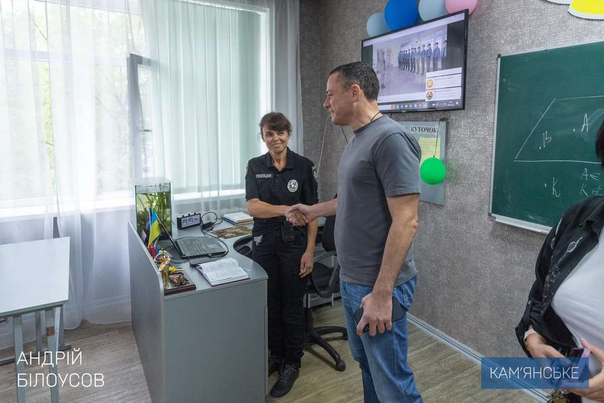 В городе есть 15 школ, снабженных школьным офицером Проект «Офицер образовательной безопасности»: в школах Каменского дежурит полиция 4