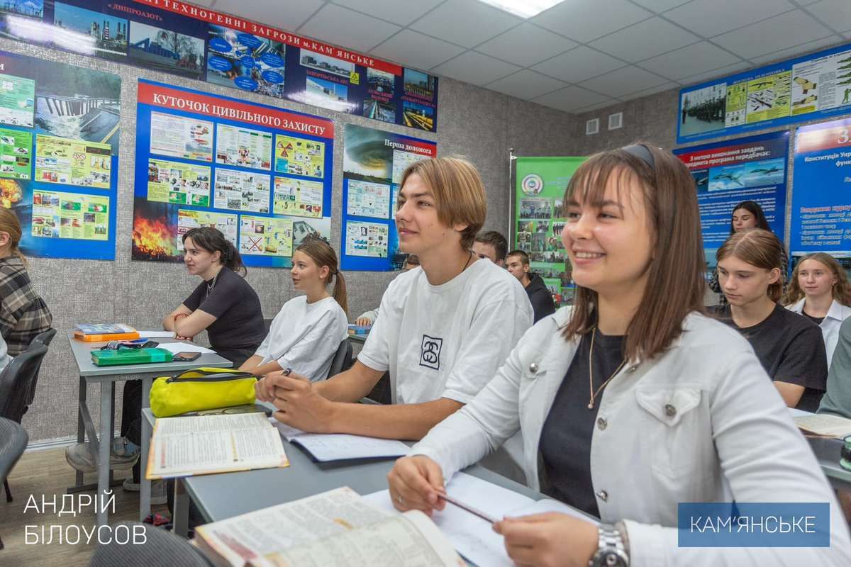 До конца года все 42 учебных заведения Каменского будут иметь своего офицера безопасности Проект «Офицер образовательной безопасности»: в школах Каменского дежурит полиция 5