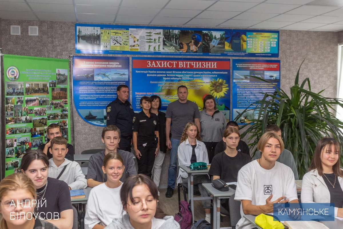 Главная задача представителя полиции в школе – помочь обеспечить пропускной режим Проект «Офицер образовательной безопасности»: в школах Каменского дежурит полиция 6