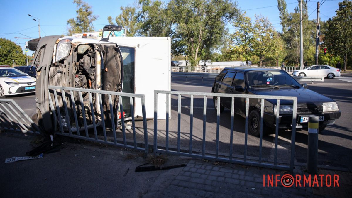 В Днепре на Набережной Заводской возле McDonald's перевернулся грузовик Mercedes и задел ВАЗ