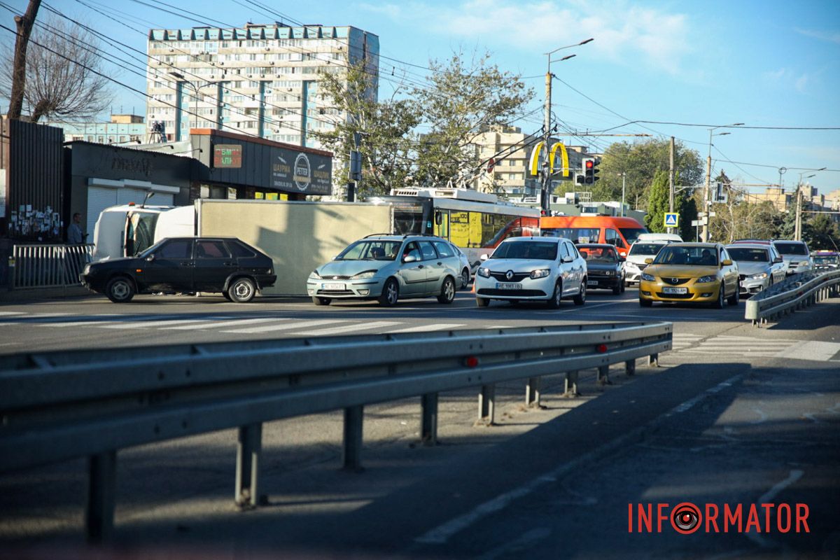 В четверг, 19 сентября, на Набережной Заводской вблизи Юрия Кондратюка произошло ДТП В Днепре на Набережной Заводской возле McDonald's перевернулся грузовик Mercedes и задел ВАЗ 1