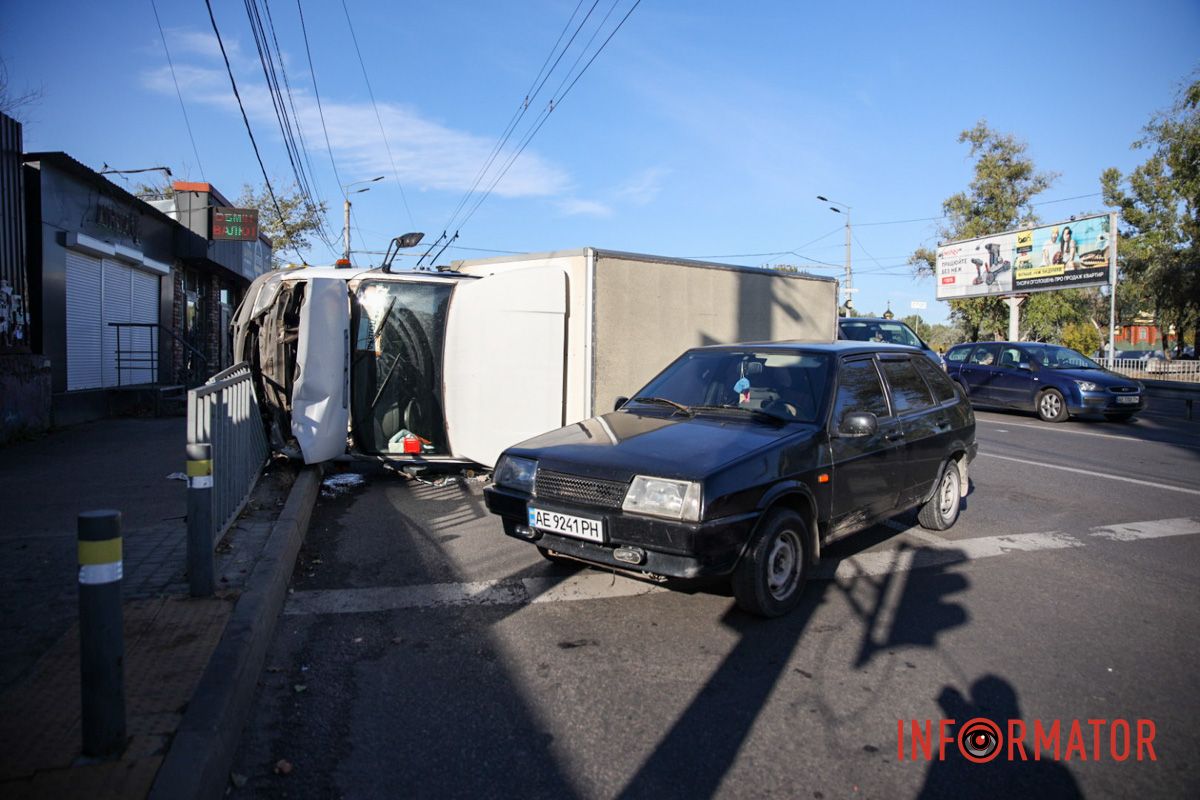 Грузовой автомобиль Mercedes перевернулся и задел едущий впереди ВАЗ В Днепре на Набережной Заводской возле McDonald's перевернулся грузовик Mercedes и задел ВАЗ 2