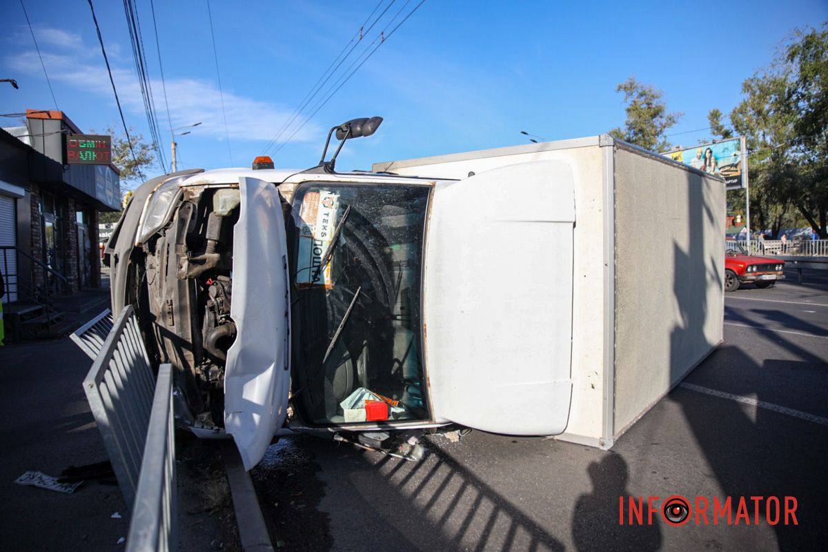 По состоянию на 08:50, автомобиль до сих пор лежит на проезжей части, заняты две полосы В Днепре на Набережной Заводской возле McDonald's перевернулся грузовик Mercedes и задел ВАЗ 3