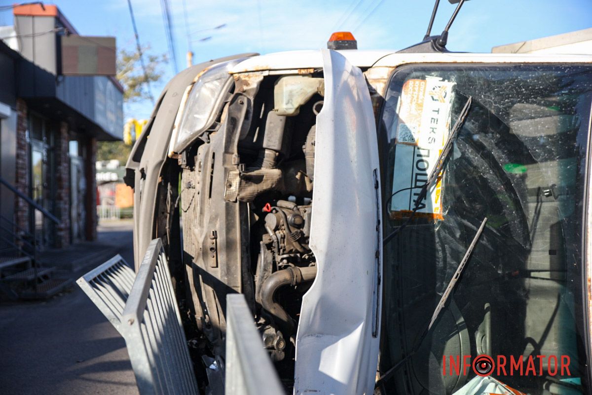 Движение не затруднено В Днепре на Набережной Заводской возле McDonald's перевернулся грузовик Mercedes и задел ВАЗ 4
