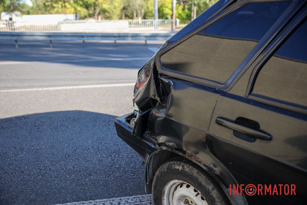 В последствиях ДТП разбираются правоохранители В Днепре на Набережной Заводской возле McDonald's перевернулся грузовик Mercedes и задел ВАЗ 5