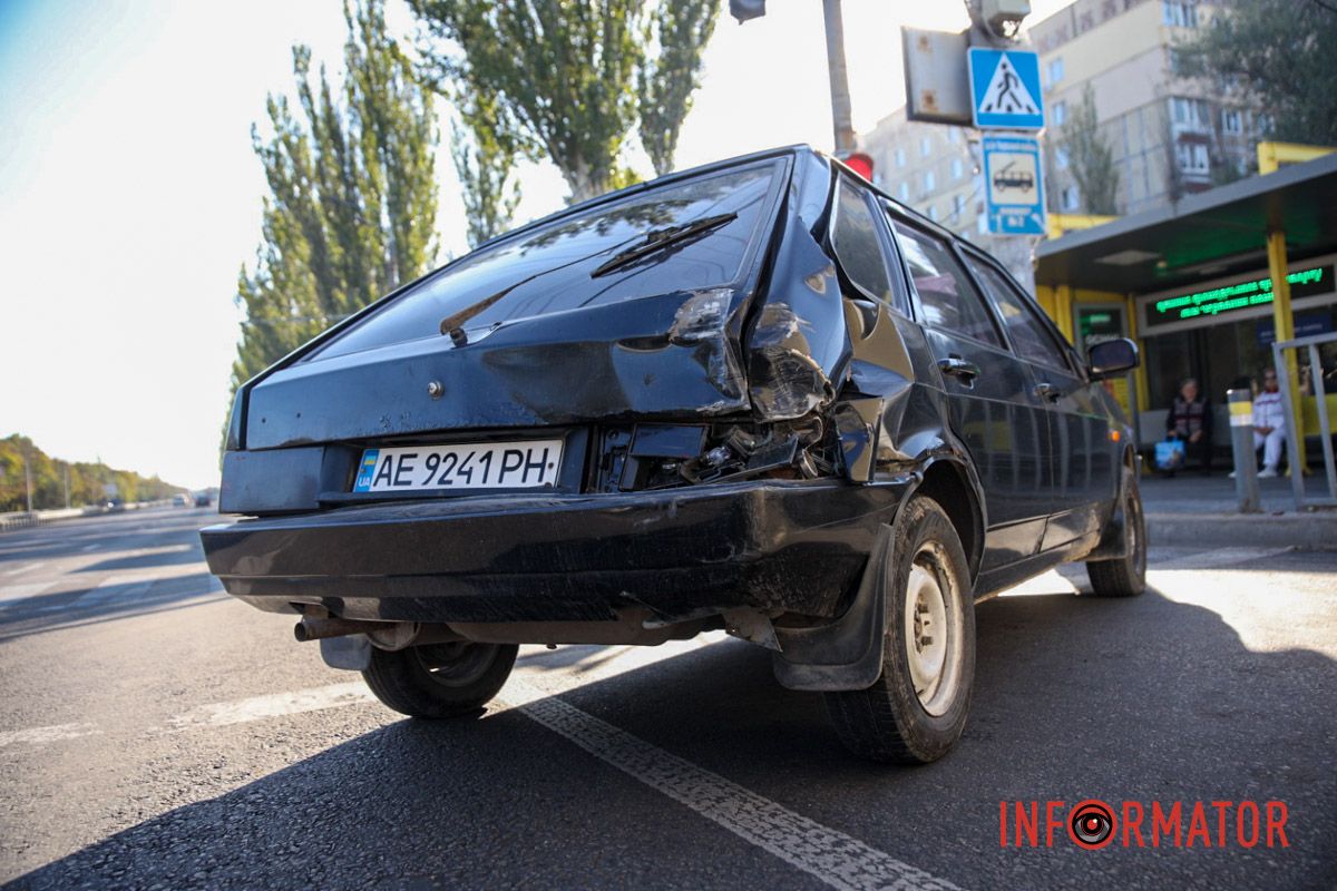 Около 6:50 автомобили ехали по Набережной Заводской со стороны Метростроевской в направлении Сечеславской Набережной В Днепре на Набережной Заводской возле McDonald's перевернулся грузовик Mercedes и задел ВАЗ 6