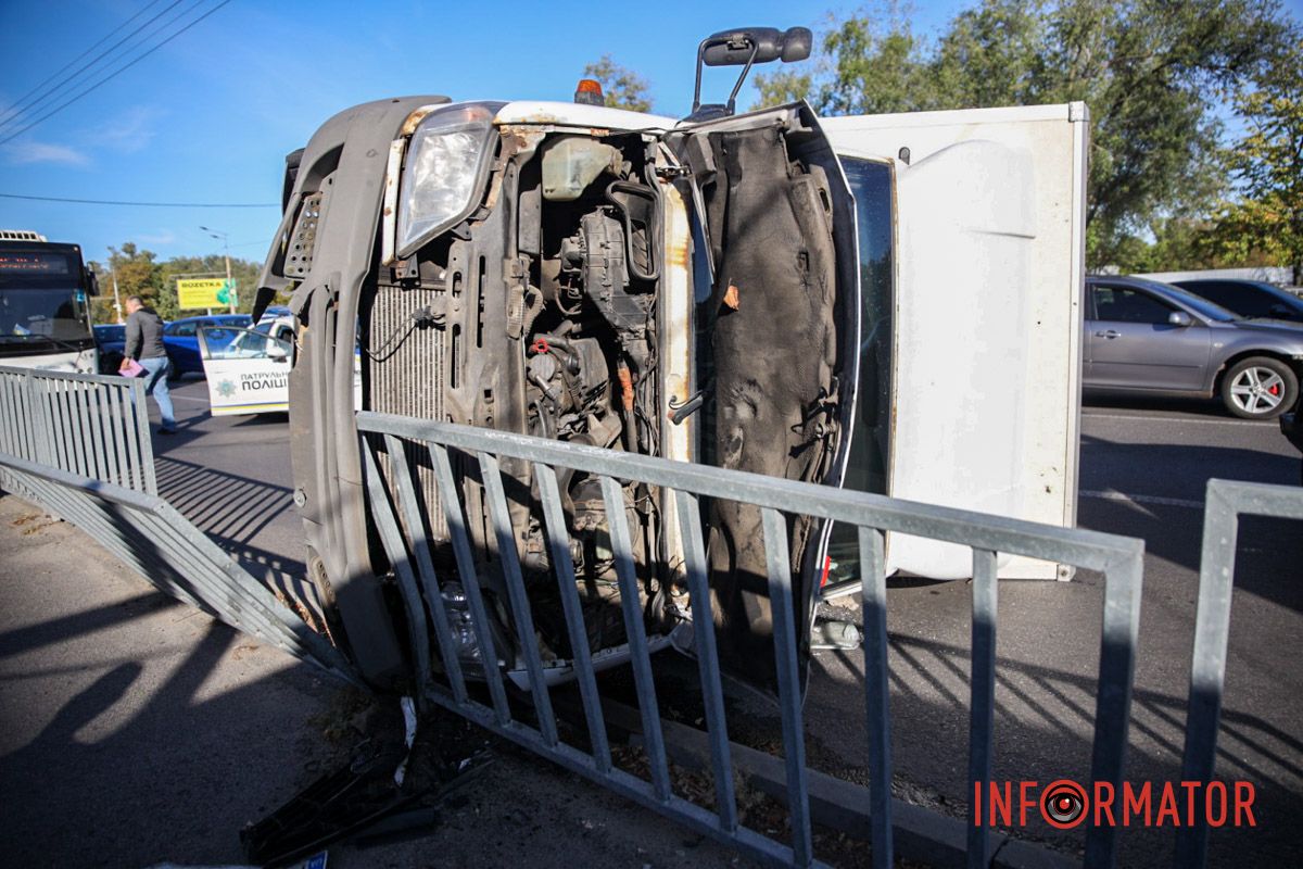 Вблизи Юрия Кондратюка, возле McDonald's, грузовик пытался успеть на светофор, и после перекрестка начал резко тормозить В Днепре на Набережной Заводской возле McDonald's перевернулся грузовик Mercedes и задел ВАЗ 7