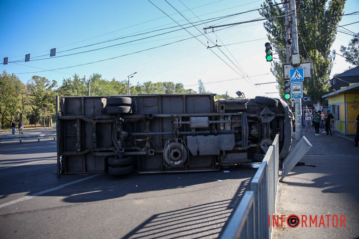 Водитель не справился с управлением, задел ВАЗ, и опрокинулся на бок В Днепре на Набережной Заводской возле McDonald's перевернулся грузовик Mercedes и задел ВАЗ 8