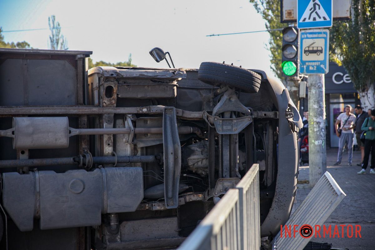 Все обстоятельства будут выяснять правоохранители В Днепре на Набережной Заводской возле McDonald's перевернулся грузовик Mercedes и задел ВАЗ 9
