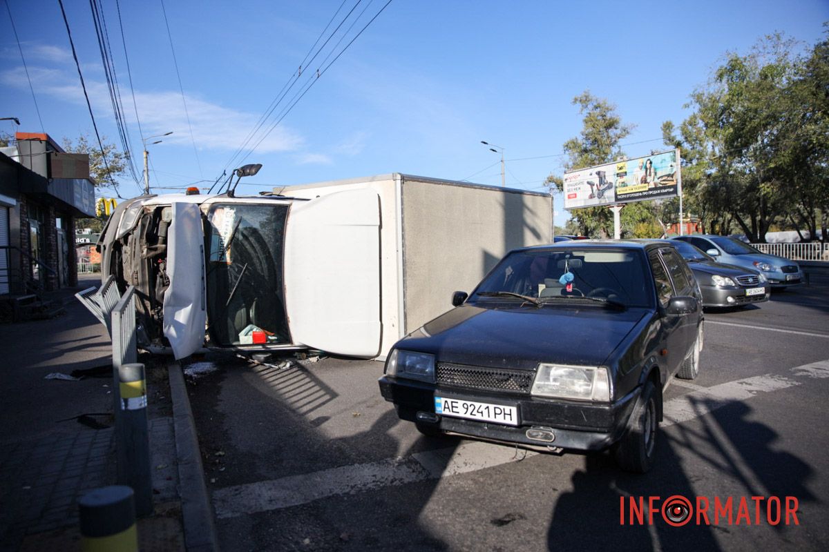 Грузовик получил сильно повреждение в результате падения на бок В Днепре на Набережной Заводской возле McDonald's перевернулся грузовик Mercedes и задел ВАЗ 10