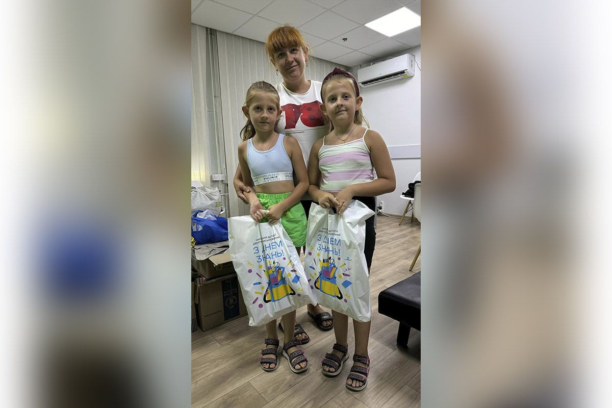 Зошити, альбоми, ручки, олівці й точилки, лінійки, фарби й пензлі, ножиці й папки Першачки лівого берега Дніпра: діти отримали майже 800 шкільних наборів 3