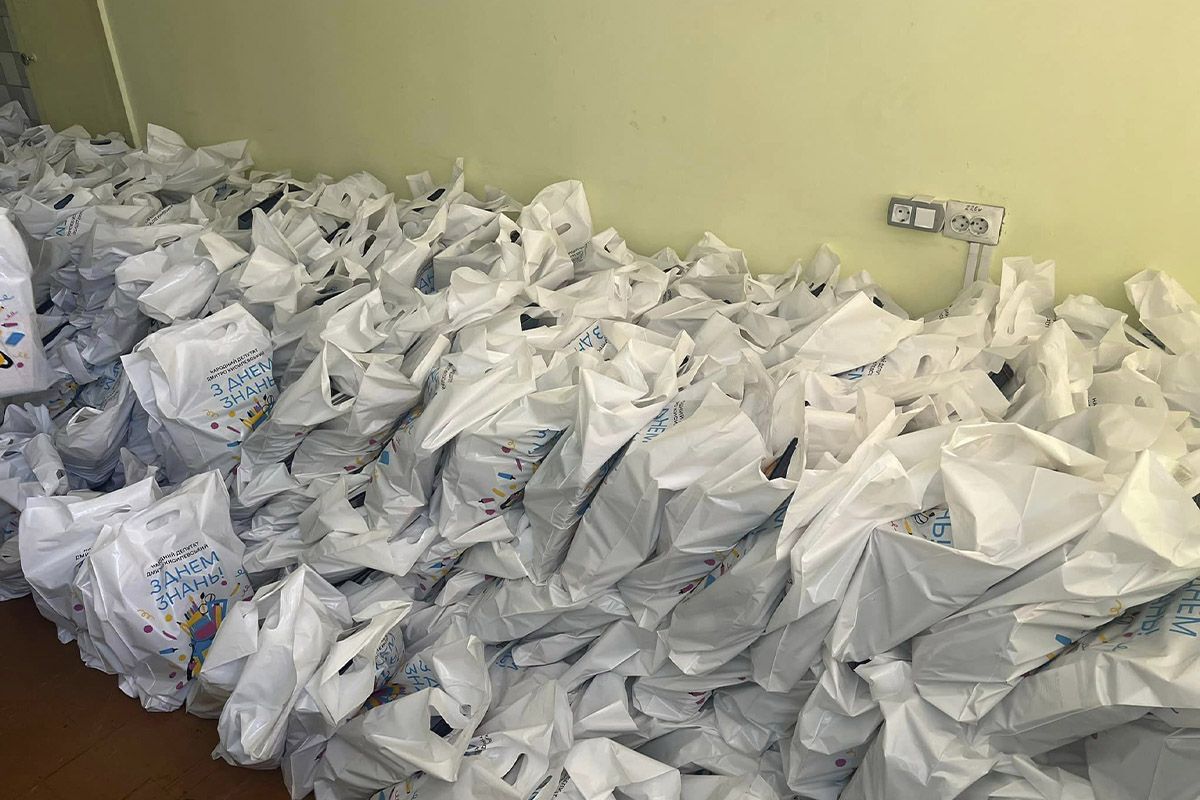 Охопили дітей з 27 шкіл на лівому березі Першачки лівого берега Дніпра: діти отримали майже 800 шкільних наборів 7