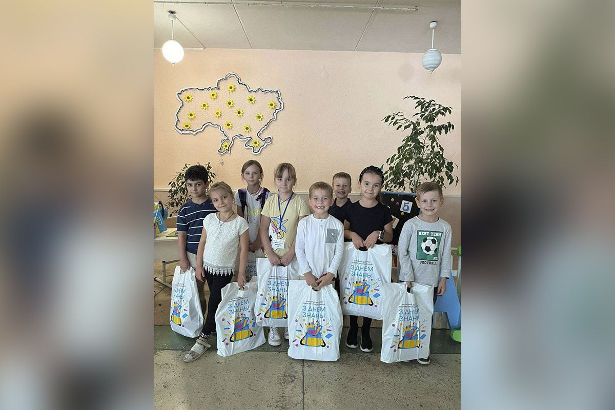 Це діти з сімей, які перебувають в особливо складних життєвих обставинах Першачки лівого берега Дніпра: діти отримали майже 800 шкільних наборів 5