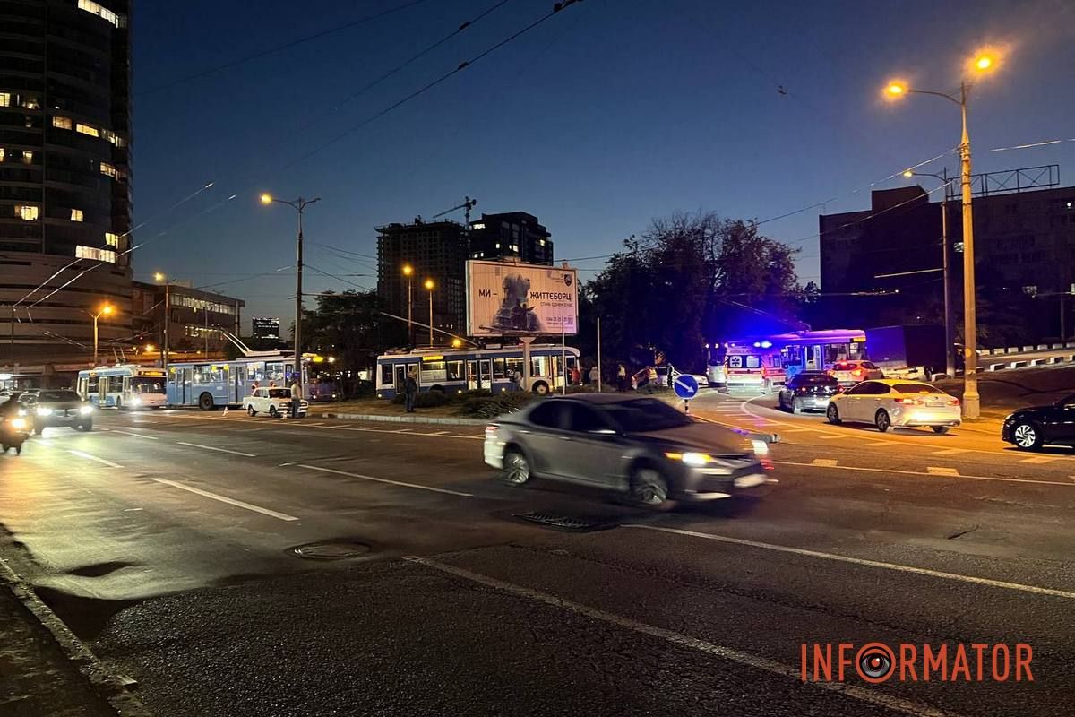 Из-за ДТП остановились троллейбусы четырех маршрутов В Днепре при заезде на Новый мост образовалась пробка: троллейбусы остановились 1