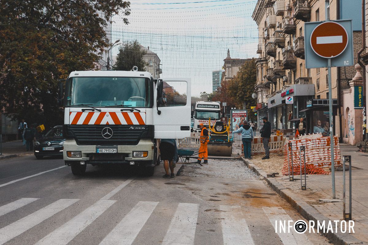 У Дніпрі на Харківській вдруге за тиждень утворився "портал": в ямі застрягла вантажівка 2