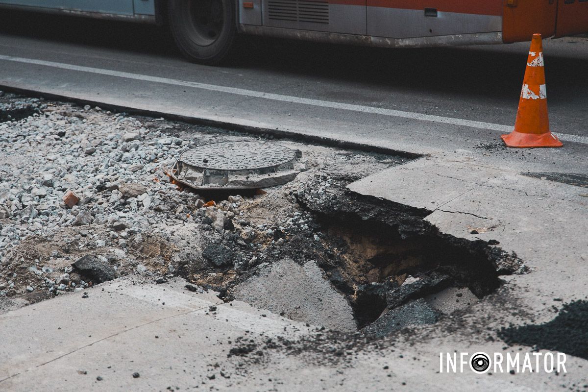 У Дніпрі на Харківській вдруге за тиждень утворився "портал": в ямі застрягла вантажівка 3