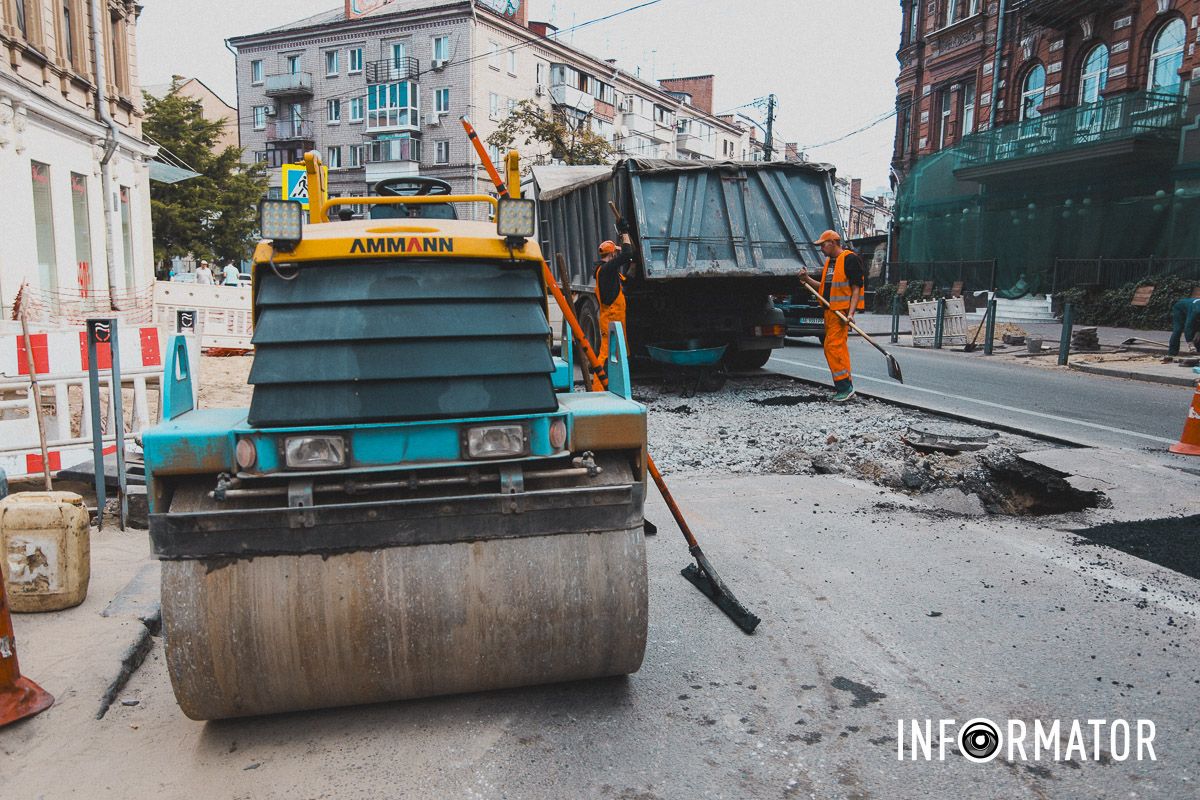 У Дніпрі на Харківській вдруге за тиждень утворився "портал": в ямі застрягла вантажівка 6