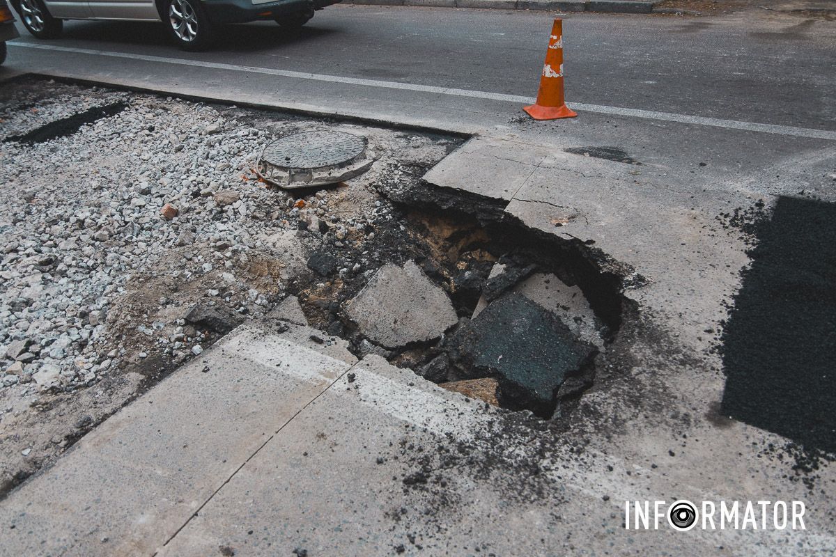 У Дніпрі на Харківській вдруге за тиждень утворився "портал": в ямі застрягла вантажівка 7