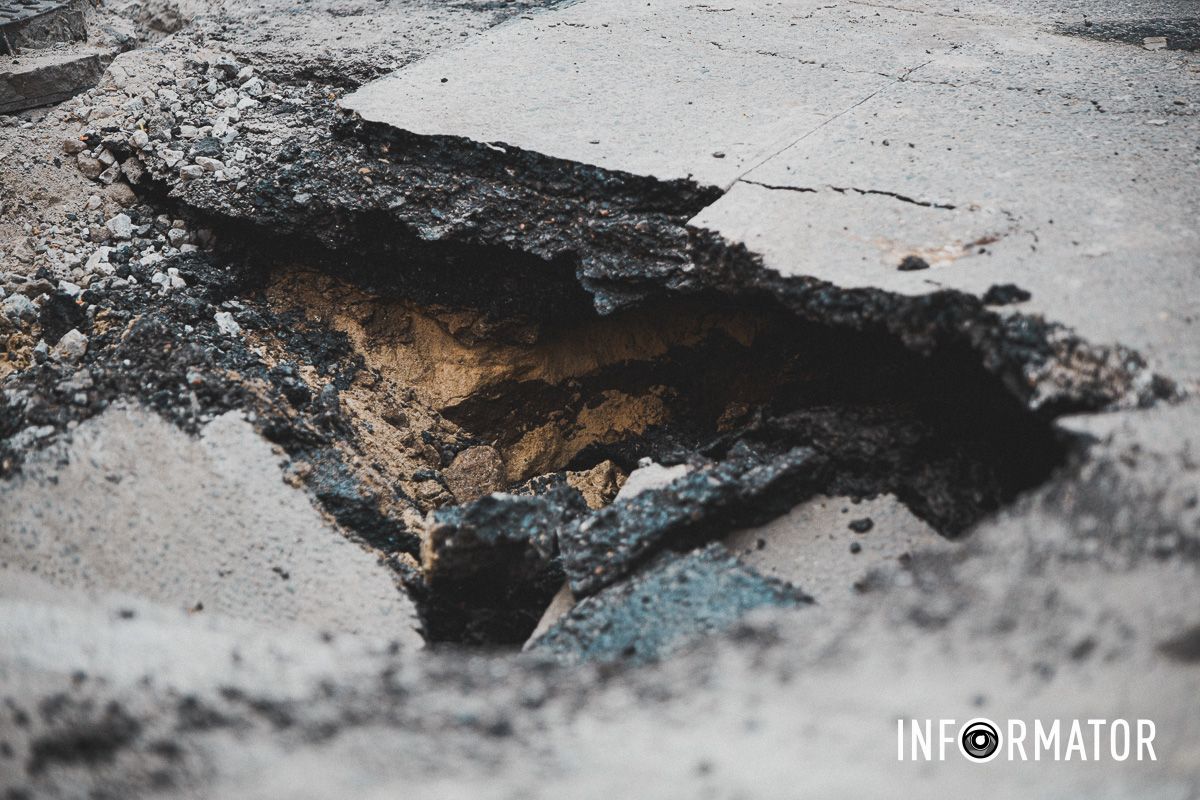 У Дніпрі на Харківській вдруге за тиждень утворився "портал": в ямі застрягла вантажівка 8